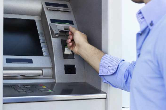 Rút tiền tại cây ATM của ngân hàng phát hành thẻ